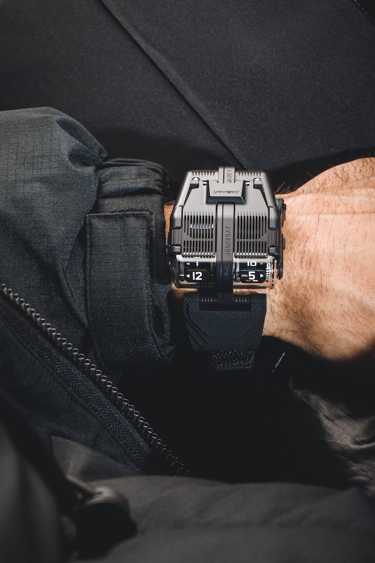 Urwerk-Uhr am Handgelenk eines Mannes, Nahaufnahme.