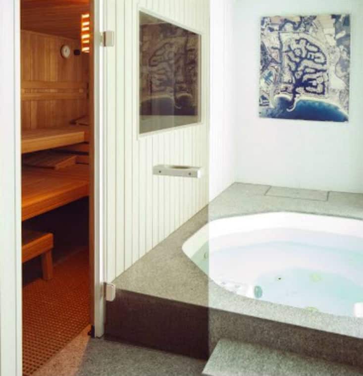 Ebenfalls sind Whirlpool und Sauna vorhanden.