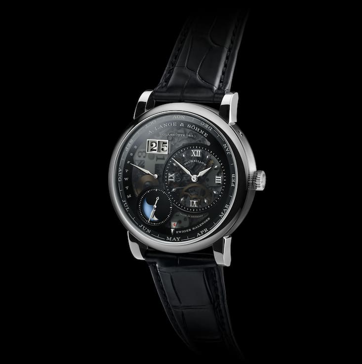 Die Lange 1 ist der wohl schönste Ausdruck dessen, was die deutsche Uhrenmarke A. Lange & Söhne ausmacht. Die neue Lange 1 Tourbillon Ewiger Kalender Lumen gibt traditioneller Uhrmacherkunst eine moderne Gestalt. Ihr halb transparentes Zifferblatt gewährt seltene Einblicke in den ­Kalendermechanismus und macht Uhrmacherei auch im Dunkeln sichtbar. 500'000 Franken.