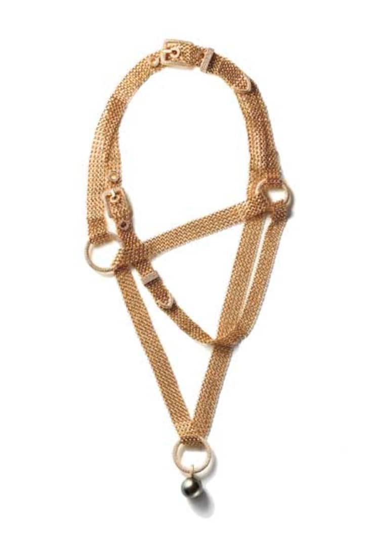 Hermès unique: Ein einmaliges Geschenk ist das Collier Sangles von Hermès. Es wurde inspiriert von Pferdezaumzeug und besteht aus Gelbgold, 8.22 Karat-Diamanten und einer grossen grauen Perle. Die Kette selbst besteht aus einem Netz einzelner Ketten und ist in aufwendiger Handarbeit entstanden. Preis 158 300 Franken Bilder: zvg