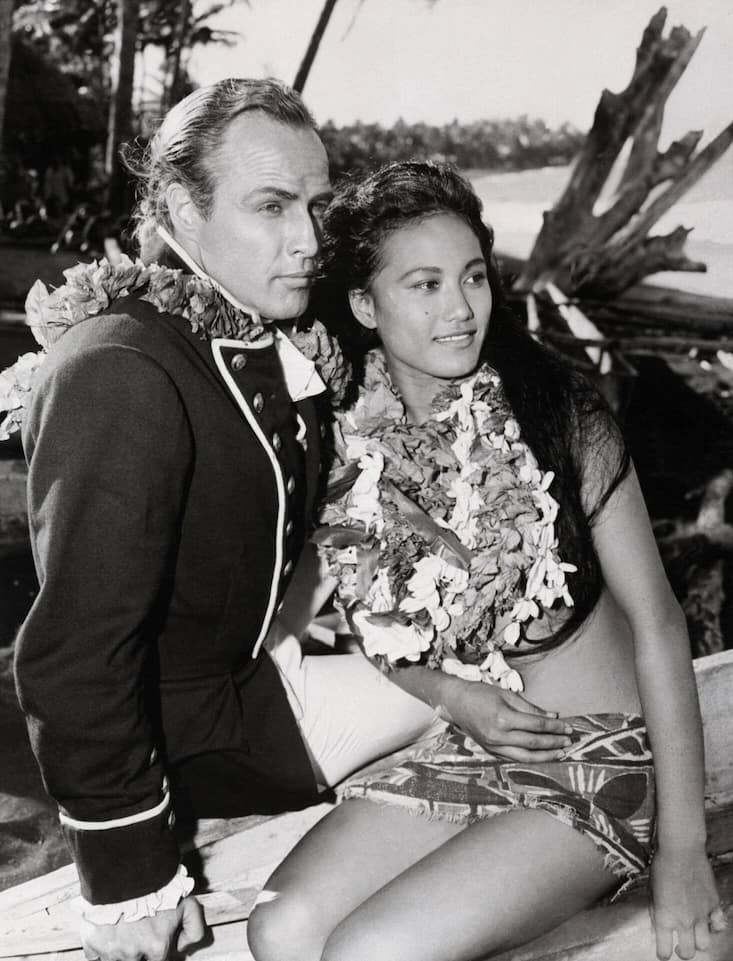 Marlon Brando 1961 im Kostüm von «Meuterei auf der Bounty» mit seiner künftigen Gattin Tarita Teriipaia.