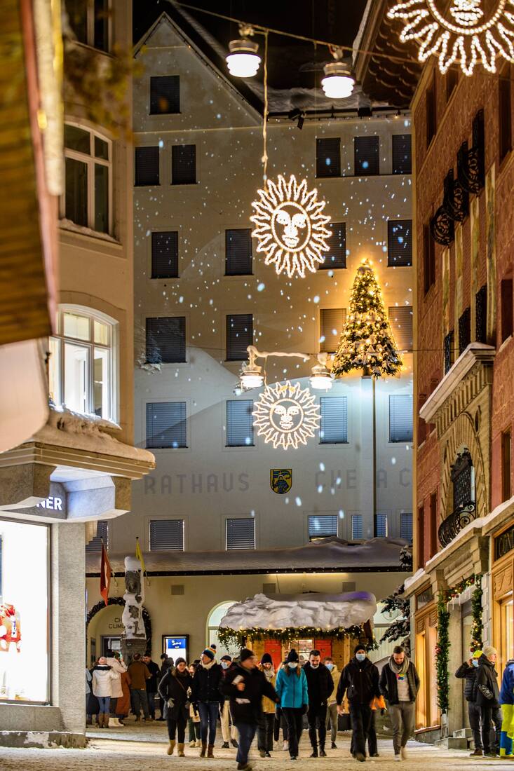 Via Maistra mit Digital Mapping Show Â«Tales of a TreeÂ» projektiert auf Fassade Gemeindehaus am Mauritiusplatz in St.Moritz.St.Moritz im Corona Winter-Saison Start Monat Dezember 2020copyright: fotoswiss.com/giancarlo cattaneo