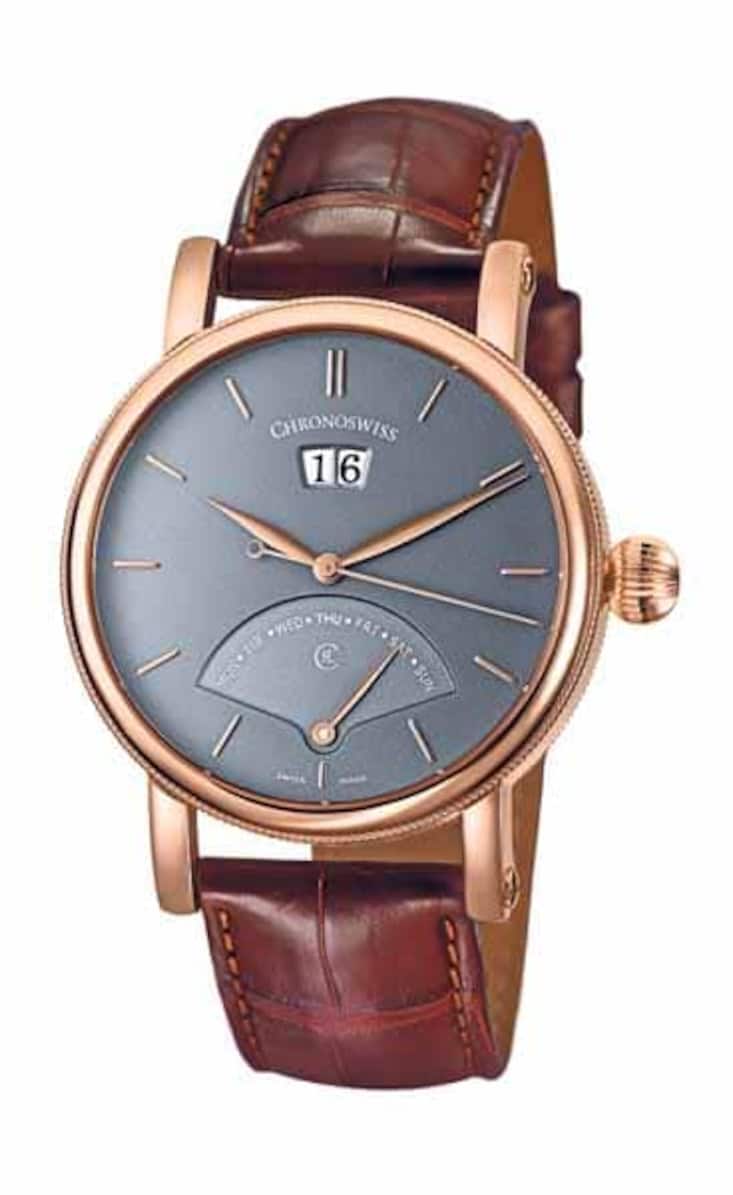 Sirius Retrograde Klassiker: Springendes ist bei den echten Klassikern am Handgelenk wieder vermehrt gefragt. Dieser Nachfrage kommt die Sirius retrograde Day mit zurückspringendem Wochentag (Modul von Dubois Dépraz) und einem gelungenen Zifferblatt entgegen. Ihr Gehäuse mit 44 Millimetern Durchmesser (Edelstahl, DLC-beschichtet) entspricht dem typischen Markenauftritt; die Lünette ist teilkanneliert. Als Antrieb dient das Chronoswiss-Kaliber C.286.
Preis: 13'500 Franken