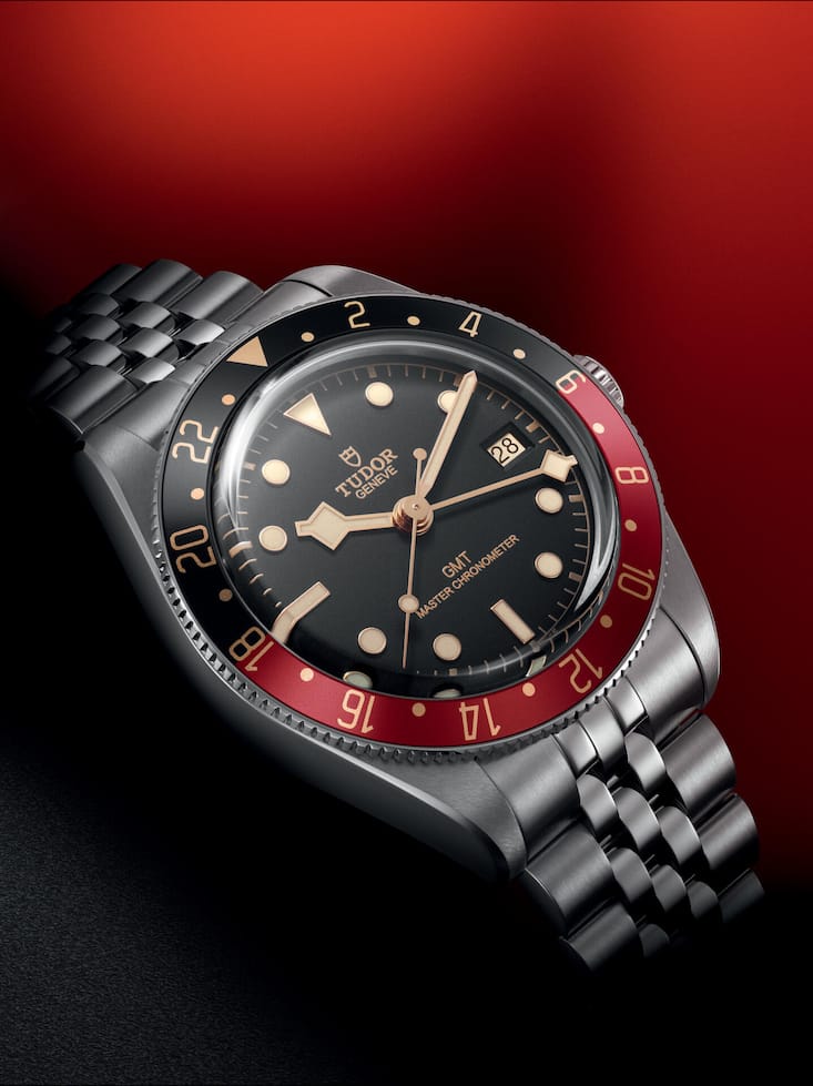 Die Black-Bay-Kollektion von Tudor ist nicht nur ein Bestseller, sondern auch ein Must-have für jeden Uhrenfan. Die neue Black Bay 58 GMT ist ein ­zertifizierter «Master Chronometer» mittlerer Grösse mit einem neu entwickelten Uhrwerk für zwei ­Zeitzonen. Das Modell vereint Funktionalität mit einer klassischen Ästhetik. Und das zum durchaus erschwinglichen Preis von 4600 Franken.