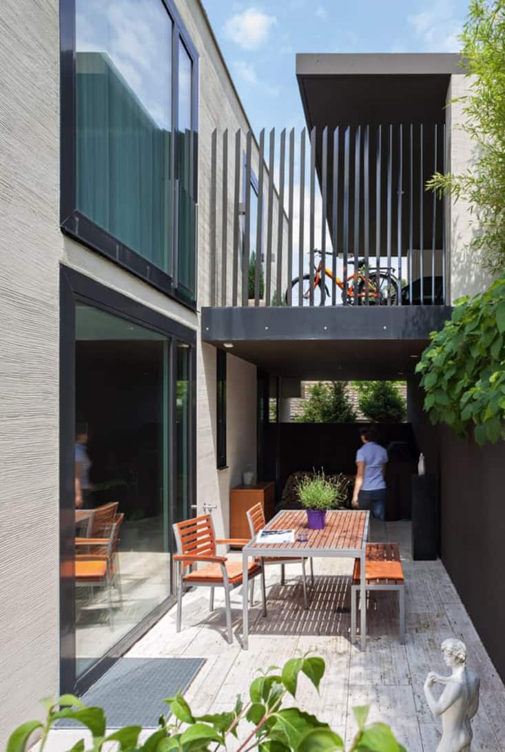 Der hangseitige Küchenhof gehört zu den diversen Freiplätzen des Familienhauses. Von hier führt ein Weg am Haus entlang direkt zum Pool.