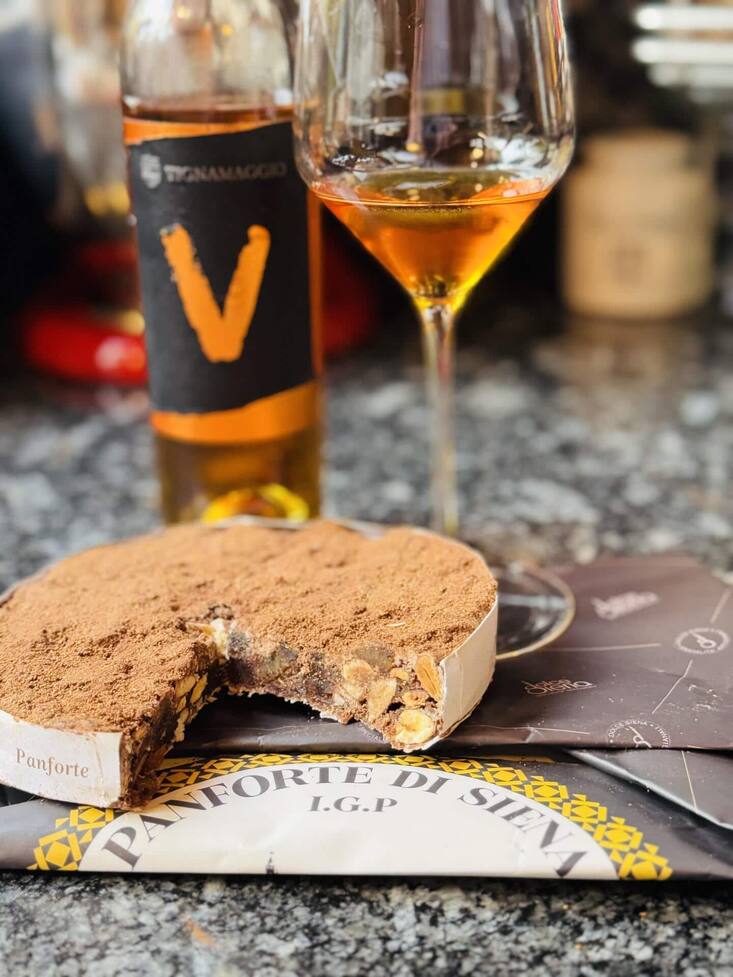 Panforte stammt aus der toskanischen Stadt Siena. An Weihnachten (und auch sonst) wird dazu Vin Santo getrunken.