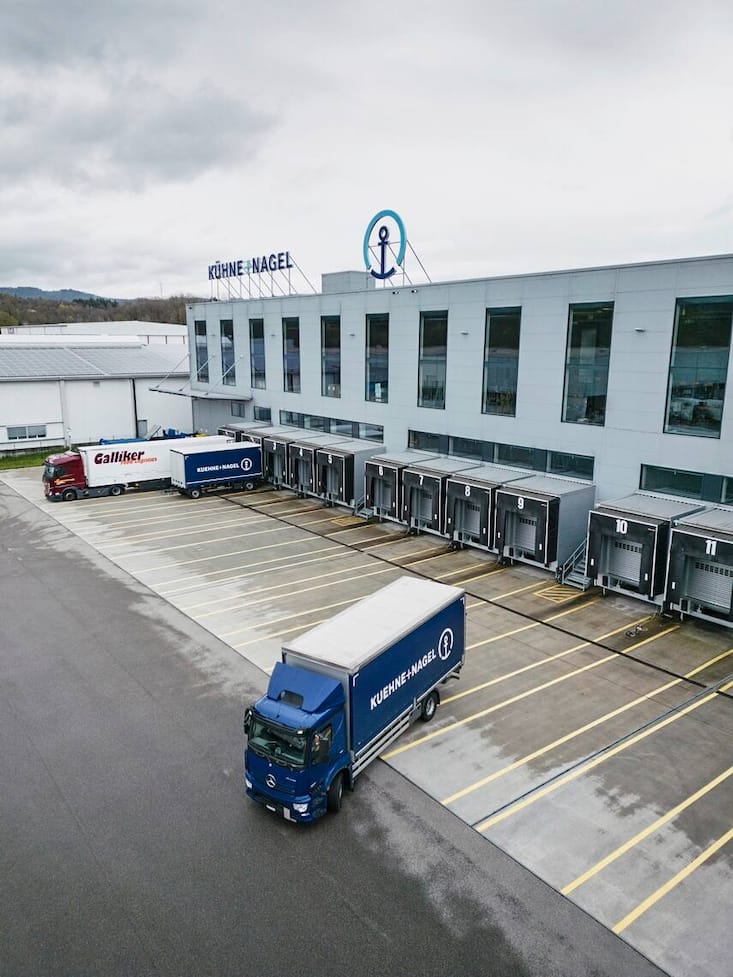 Transportfahrzeuge von Kuehne + Nagel manoevrieren vor den Laderampen des Logistikstandorts von Kuehne + Nagel Swiss Pharma Hub, fotografiert am Dienstag, 11. April 2023 in Moehlin. (KEYSTONE/Gaetan Bally)