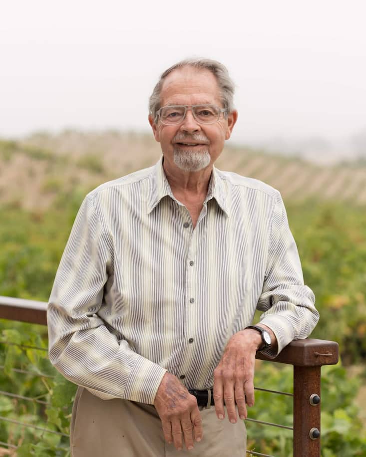 Paul Draper, Jahrgang 1936, prägte die Ridge Weingüter Monte Bello, Lytton Springs in Sonoma sowie Paso Robles als Chief Winemaker von 1969 bis 2016. Er erkannte das Potenzial pazifischer Kühle für eine perfekte Frucht und setzte auf Weine aus Einzellagen. Der emeritierte Ausnahme-Önologe gehört als Verwaltungsratsmitglied nach wie vor zum Ridge-Team.