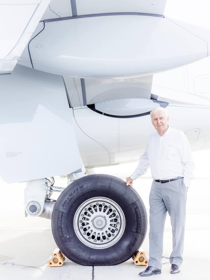 Martin Ebner waehrend eines Fluges zwischen Zuerich Kloten und Bremen mit einem neuen Flugzeug des Types Embraer E190-E2 der Helvetic Airways, am Freitag 8. November 2019.Bild: Michael Buholzer