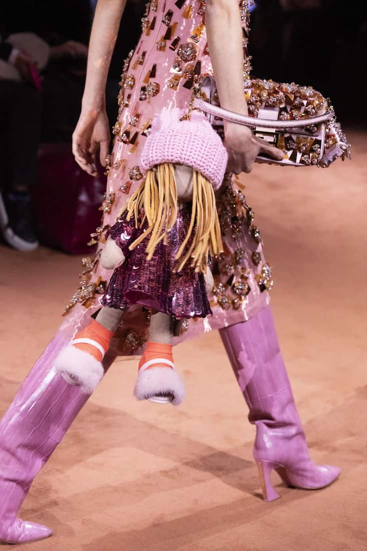 Verspielt: Die Maxi-Charm-Figuren aus upcycelten Fendi-Stoffen verbinden Handwerks-kunst mit Kreislaufwirtschaft.