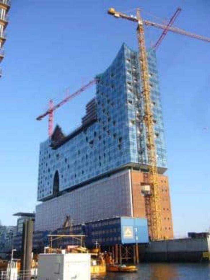 8. Platz: Elbphilharmonie - Hamburg, Deutschland. Das Bauvorhaben in der Hansestadt hat mit Bauverzögerungen und Kostenüberschreitungen zu kämpfen. Die Kosten werden momentan mit 1,03 Milliarden Dollar angegeben. Entworfen wurde das 110 Meter hohe Gebäude vom Schweizer Architekturbüro Herzog & de Meuron.