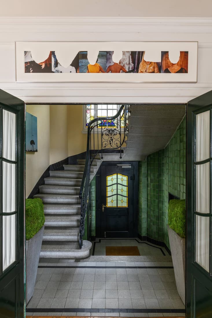 Der Eingangsbereich und der Treppenaufgang der Villa sind noch im Originalzustand erhalten. Sabine Parenti nahm die Grüntöne der Ornamente auf und platzierte passende Topfpflanzen.