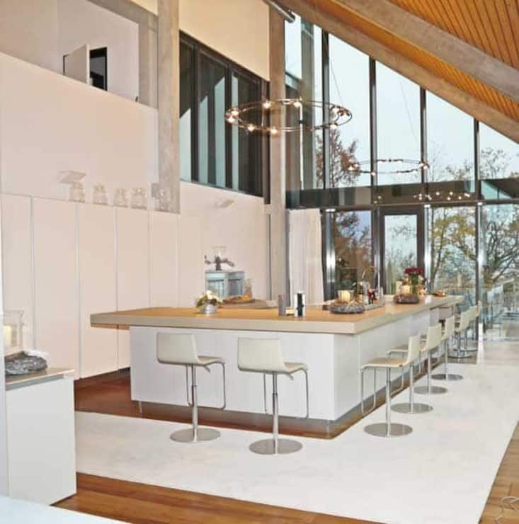 Die Küche mit Bar bietet Platz um für das kulinarische Wohl der Gäste zu sorgen. Im ersten Obergeschoss liegen drei Schlafzimmer, der Masterbedroom hat einen eigenen Balkon und verfügt über eine Verbindung zum Badezimmer en Suite und dem Ankleidezimmer.