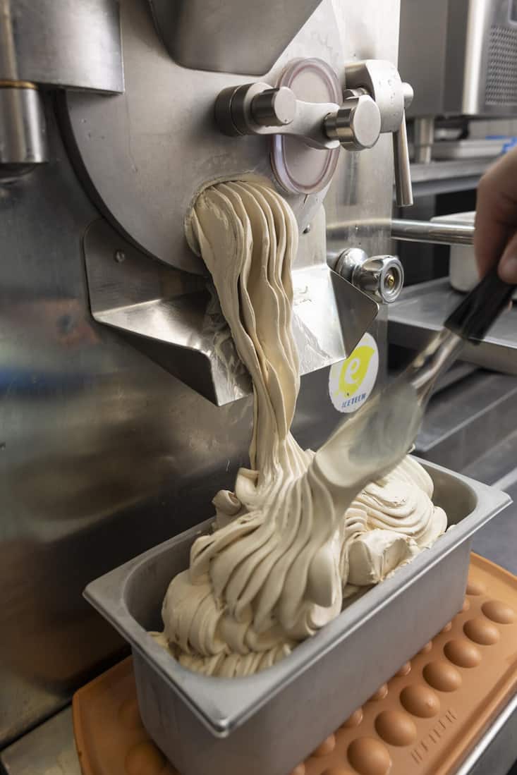Alles Handarbeit: Vom Pürieren von Früchten, dem Anrühren des Rezepts bis hin zum Verzieren: Das Eis entsteht vor Ort.