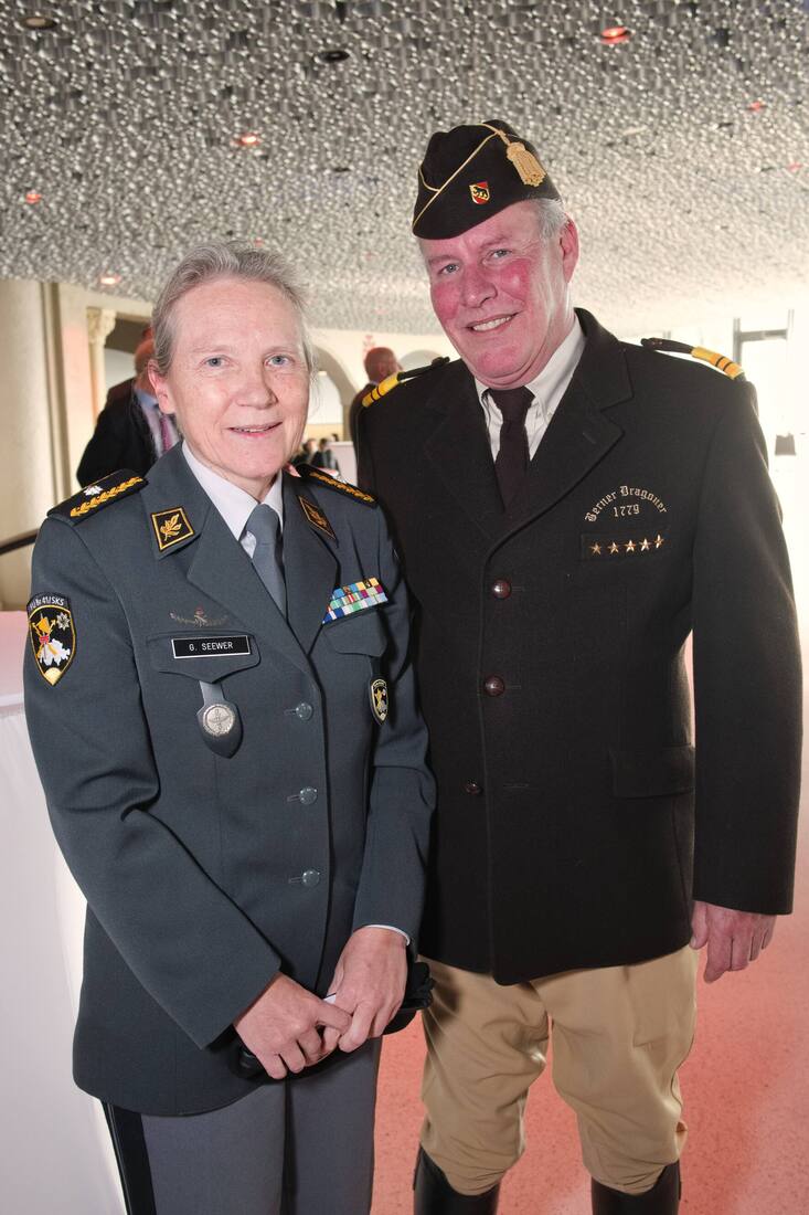 Germaine Seewer, Brigadier;Stefang KÃ¼ng, PrÃ¤sident und Inspecteur, Berittene Ehrenformation des Kantons Bern, Berner Dragoner 1779