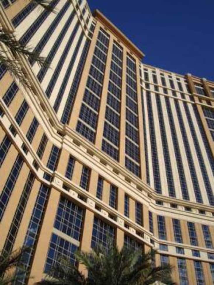 2. Platz: The Palazzo - Las Vegas, USA. Etwas überraschend belegt das Luxushotel The Palazzo mit 1,9 Milliarden Baukosten den zweiten Rang. Das Hotel befindet sich am Las Vegas Strip und zählt eine Gesamtfläche von knapp 100'000 Quadratmetern und verfügt über 3'068 Zimmer. Das Hotel ist mit 196 Metern der höchste fertiggestellte Wolkenkratzer der Stadt.