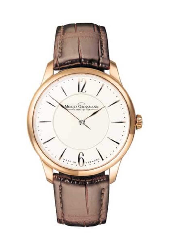 Morit Grossmann - Schlichte Eleganz: TefnutGrossmann geht keine Risiken ein und lebt strikt dem Credo der Manufaktur nach. In der Formensprache ist die 2015er-Neuheit reduziert und schlicht, dennoch aber elegant. Fein bombierte goldene Indexe und erhabene Ziffern sowie ein Gehäuse aus Rosé- oder Weissgold sorgen für eine souveräne Erscheinung. Preis Weissgold: 24'400 Franken; Roségold: 22'400 Franken