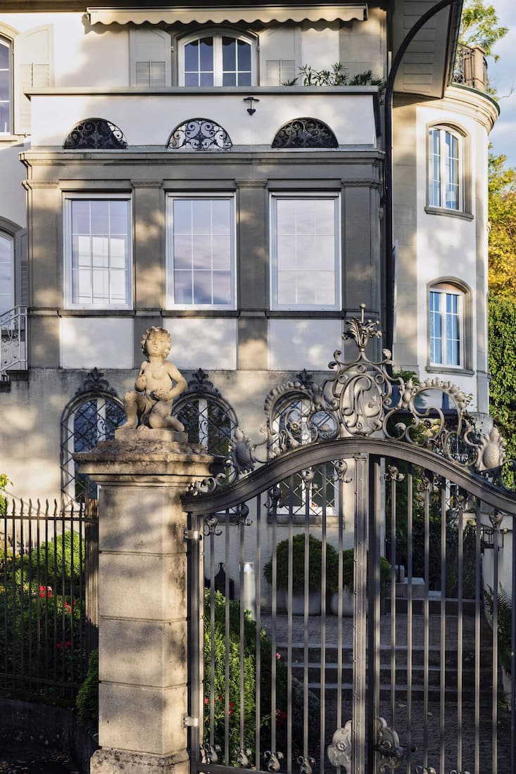 Der Garteneingang der Villa aus dem Jahr 1910 ist ein Musterbeispiel für die hochherrschaftliche Grandezza der Belle-Époque-Periode.