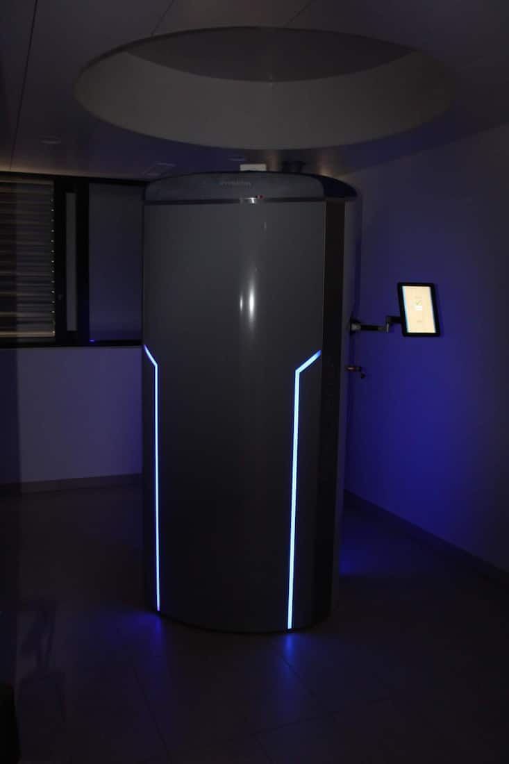 Blinkende Apparate, so weit das Auge reicht. Im Verjüngungspaket spielen Hightechmaschinen eine zentrale Rolle. In der Kryo-Sauna herrschen eisige minus 110 Grad.