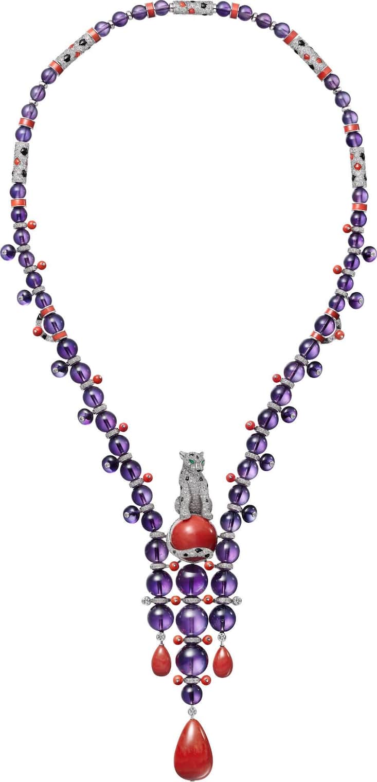 Trotz starken Farbkontrasten schmeichelt das Collier Panthère orbitale aus Platin mit Korallen, Amethysten, Diamanten und Smaragden dem Auge.