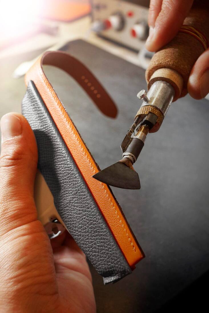Hermès veredelt im Atelier in Brügg bei Biel die Lederbänder mit der aufwendigen Coupé-franc-­Technik.