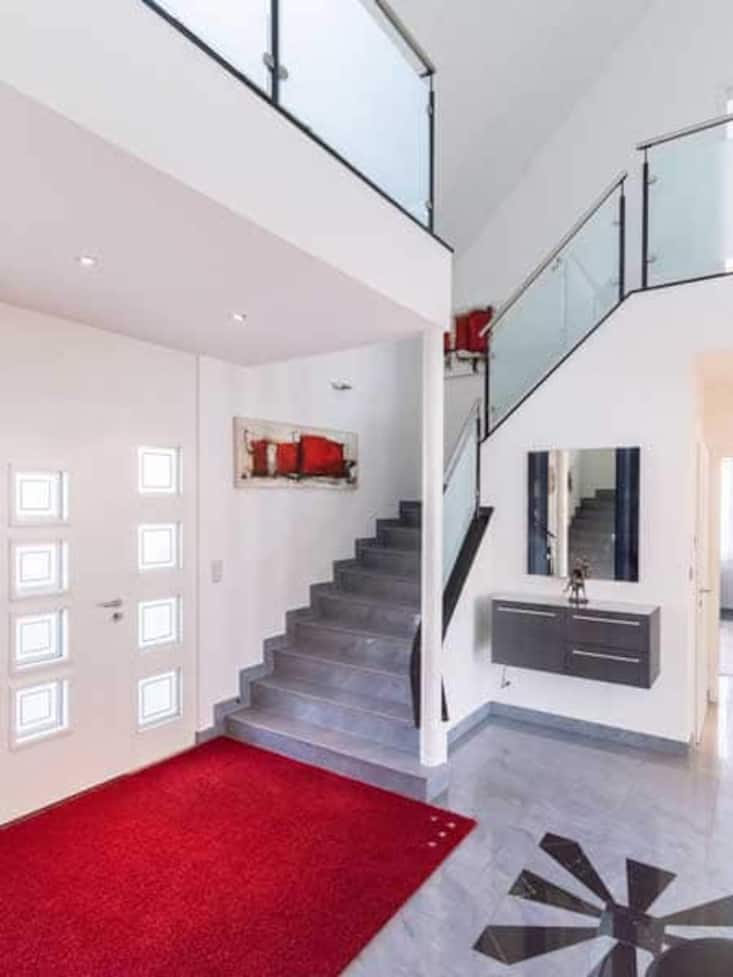 7,5 Zimmer verteilen sich auf einer Wohnfläche von 350 Quadratmetern.