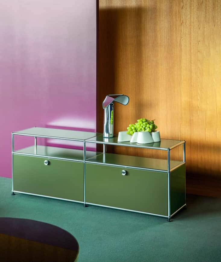 Kühles Design in warmem Farbton: Vier ihrer beliebtesten Möbelstücke bietet USM neuestens in einer olivgrünen Sonderedition an.