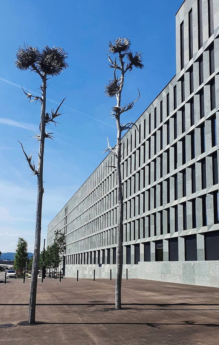 Great White, Videoprojektion, 2017/18, Ursula Palla > Videostill; Ursula Palla Empty Garden 2, Videoinstallation, 2020, Ursula Palla > Foto; Ursula Palla Listen to the Flowers, Aluminium und Bronze mit Waffenstahl, 2022, Ursula Palla > Foto Ursula Palla