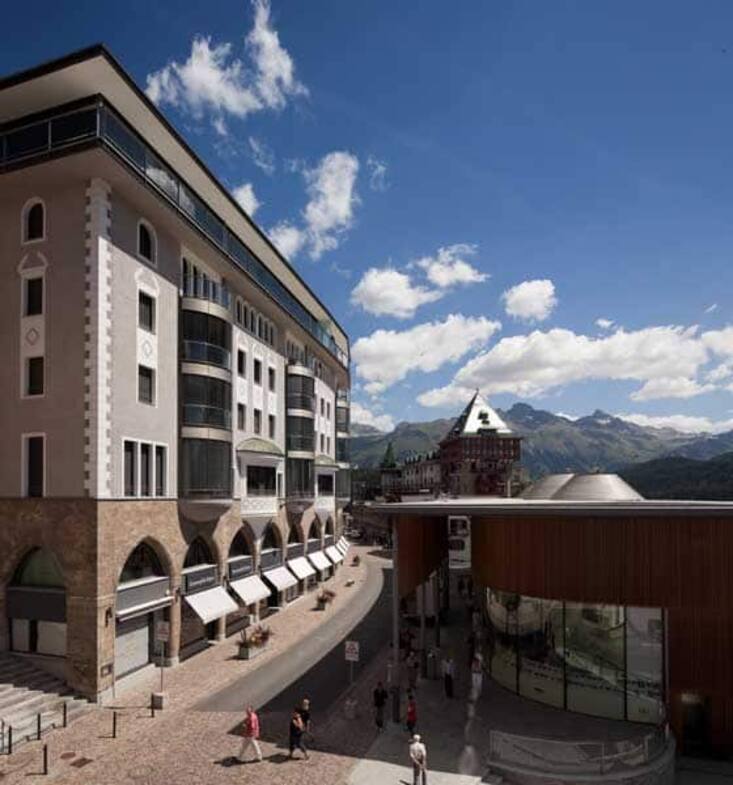 Das bekannte Gebäude «The Murezzan», in welchem sich das Appartement befindet, wurde bereits im Jahr 1907 errichtet.