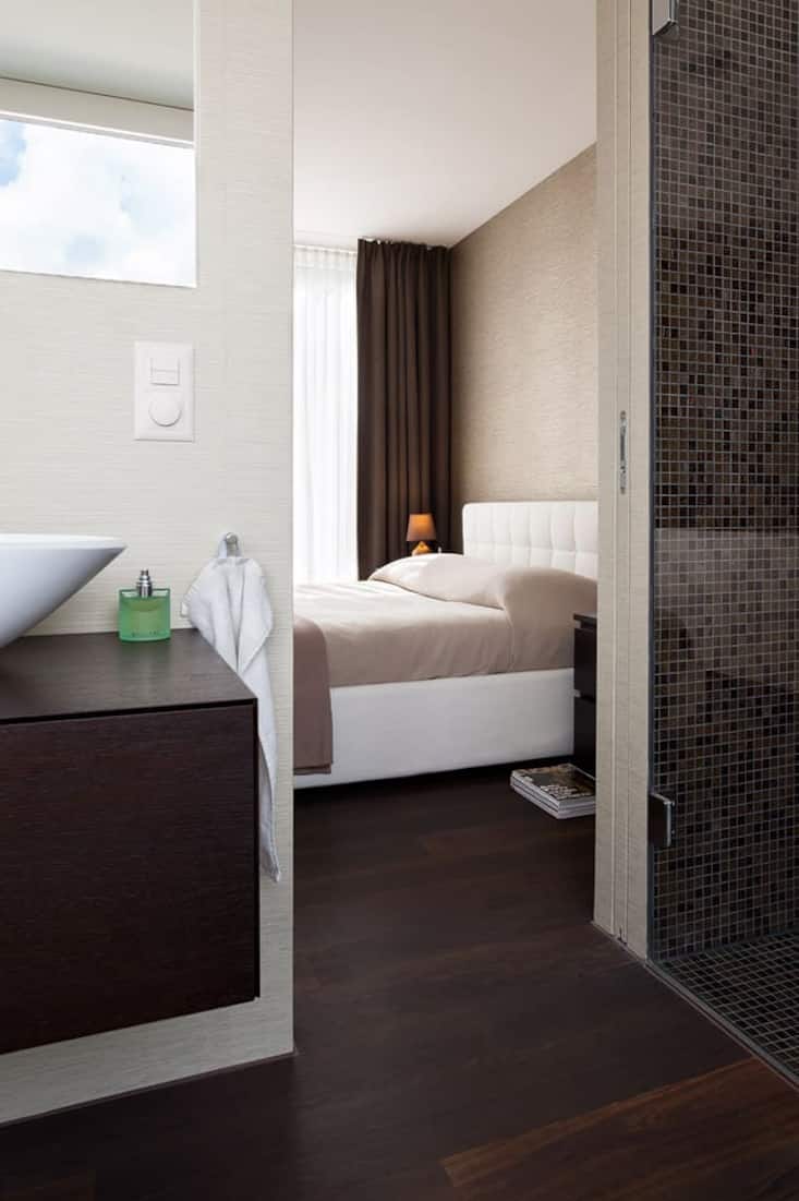 Für den Masterbedroom und das anschliessende Bad wählten die Bauherren eine helle Tapete, für die Dusche Bisazza-Mosaik.
