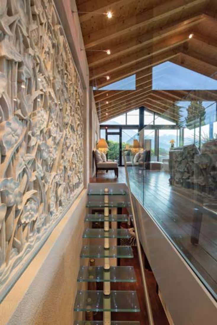 Ein Arbeitszimmer komplettiert die zweite Ebene der Villa. Eine Glastreppe verbindet die untere mit der oberen Wohnebene.