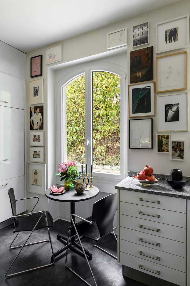 Die Küche mit kleinem Frühstücksplatz und Blick ins Grüne wurde zu einer Galerie umgestaltet. An den Wänden hängen Zeichnungen von Joseph Beuys, Erwin Wurm und ein Porträt von David Nicholas Chieppo.