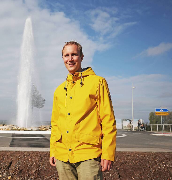 Daniel Zimmermann (r, PETO), BÃ¼rgermeister von Monheim, steht mit Thomas Stricker (l), KÃ¼nstler, vor einem Geysir. Bei einem Probelauf hat die Stadt Monheim das Kunstprojekt in einem Kreisverkehr vorgestellt. Der Geysir bricht abhÃ¤ngig von der Sonneneinstrahlung unregelmÃ¤Ãig aus.
