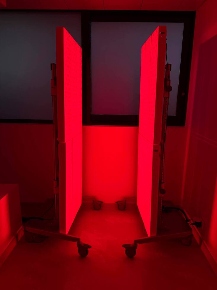 Die Fotobiomodulationstherapie mit warmem Rotlicht.