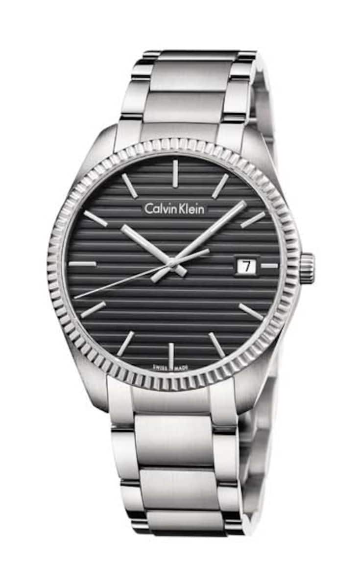 CK Calvin Klein - heiratsfähig 
Alliance Lady 
Unisex bei der Swatch-Tochter. Inspiriert von urbaner Architektur verheiratet ck polierte Metalle, Perlmutt und Saphirglas zu einem Schmuckstück mit auffallend grafischem Aussehen. Die Uhr für das zarte Geschlecht gibts entweder mit weissem, beigem, dunkelgrauem oder blauem Perlmutt-Zifferblatt. In der Dunkelheit nützlich und bequem ist die Superluminova- Stunden- und -Minutenanzeige.