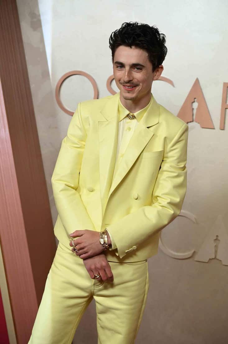 Eine kleine, zierliche Dresswatch am Handgelenk von Star Timothée Chalamet an den Oscars 2025: Eine Baignoire.