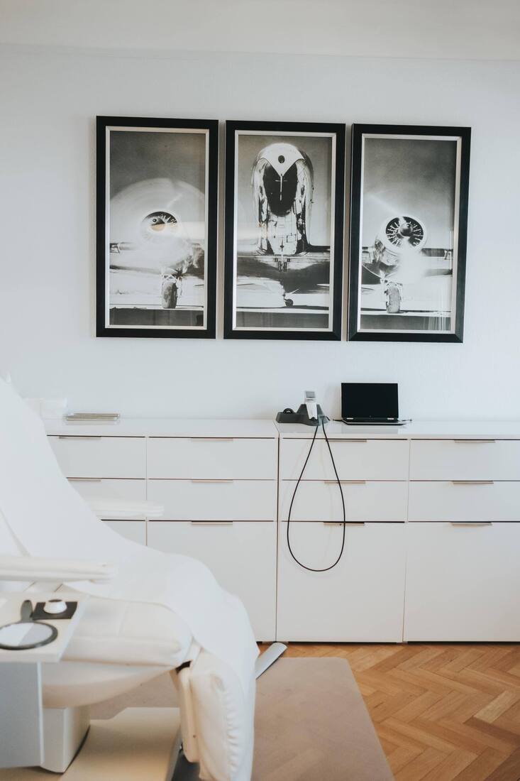 Die Behandlungszimmer sind in Weiss gehalten.