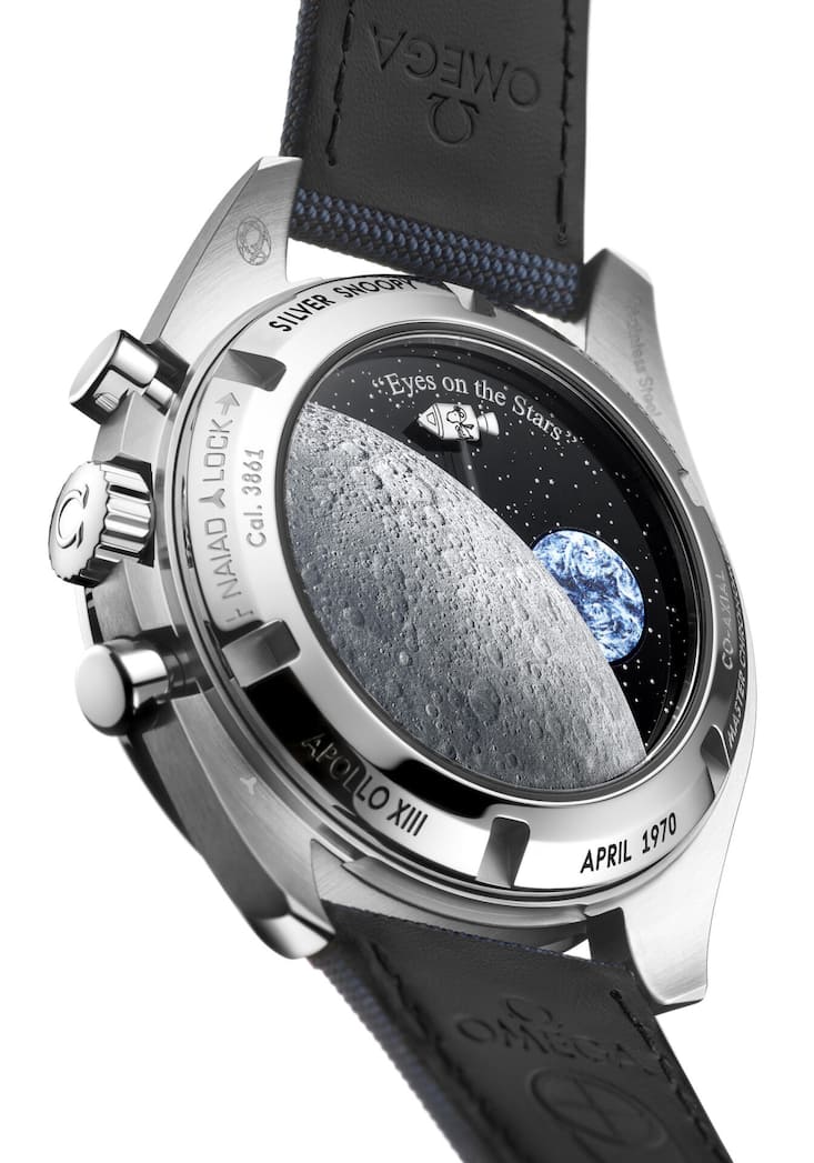 Auf der Rückseite der Omega Speedmaster Silver Snoopy Award umkreist ein kleines Apollo-Raumschiff den Mond.