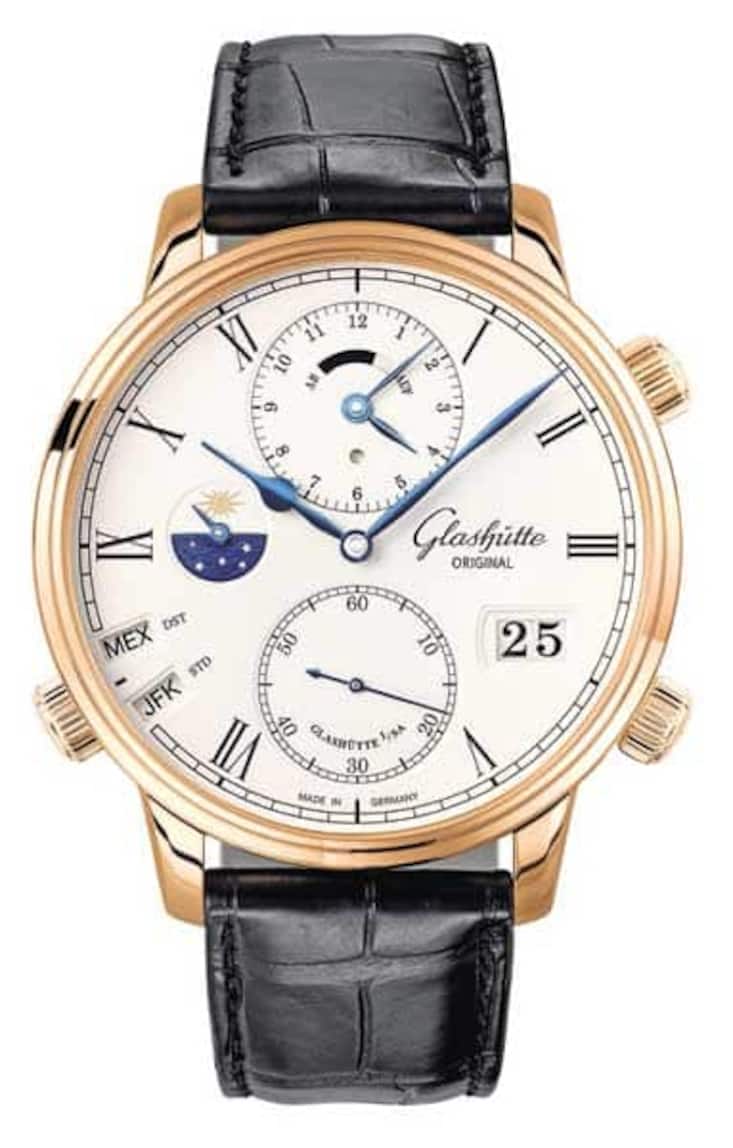 Glashütte Original - Perfekter Reisebegleiter: Senator CosmopoliteKenner der feinen deutschen Uhrmacherkunst werden sowohl die ästhetischen Dimensionen als auch die Mechanik im Inneren zu schätzen wissen. Das neue Automatik-kaliber 89-02 wurde hausintern entwickelt, um den Bedürfnissen des modernen Weltenbummlers gerecht zu werden.
Preis Weissgold: 38'000 Franken; Rotgold: 36'500 Franken