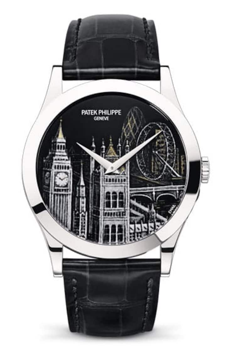 Ref. 5089G-040: London Monuments
Auf der Uhr aus der Calatrava-Kollektion markieren weltbekannte Bauten der englischen Kapitale auf dem Zifferblatt Präsenz. Big Ben, Westminster, Tower Bridge und Riesenrad finden dank der heute nur noch selten gepflegten Grisaille-Technik (Graumalerei nach Vorbild aus Limoges) den Weg ans Handgelenk. Im Weissgoldgehäuse tickt das ultraflache Kaliber 240.