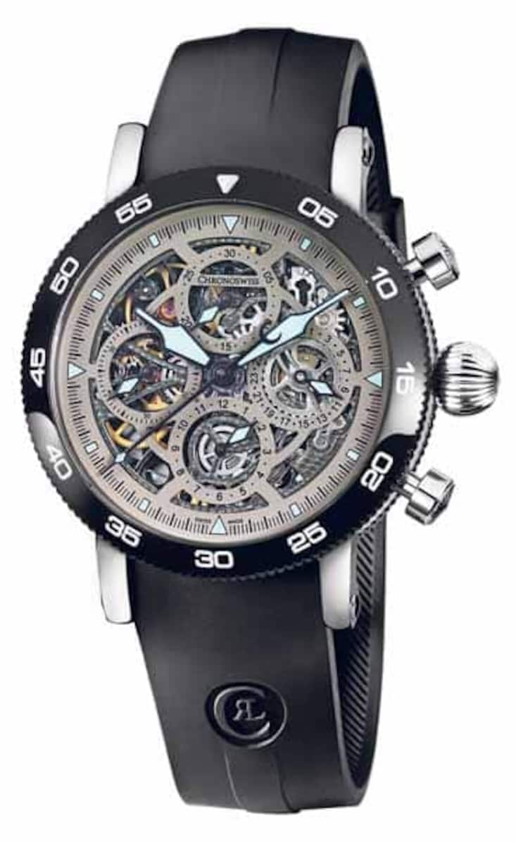 Timemaster Skeleton Einblick: Erstmals lässt die Timemaster einen «Blick hinter die Kulissen» zu, damit die freie Sicht auf das Innenleben des Chronographen und sein filigran veredeltes Werk. Der markante Zeitmesser im Edelstahlgehäuse besitzt auf der Lünette eine 5-Minuten-Skalierung mit Super-Luminova-Inlays (leuchten in der Dunkelheit). Bei der 3 lässt sich auf einem Hilfszifferblatt das Datum ablesen.
Preis: 10'500 Franken