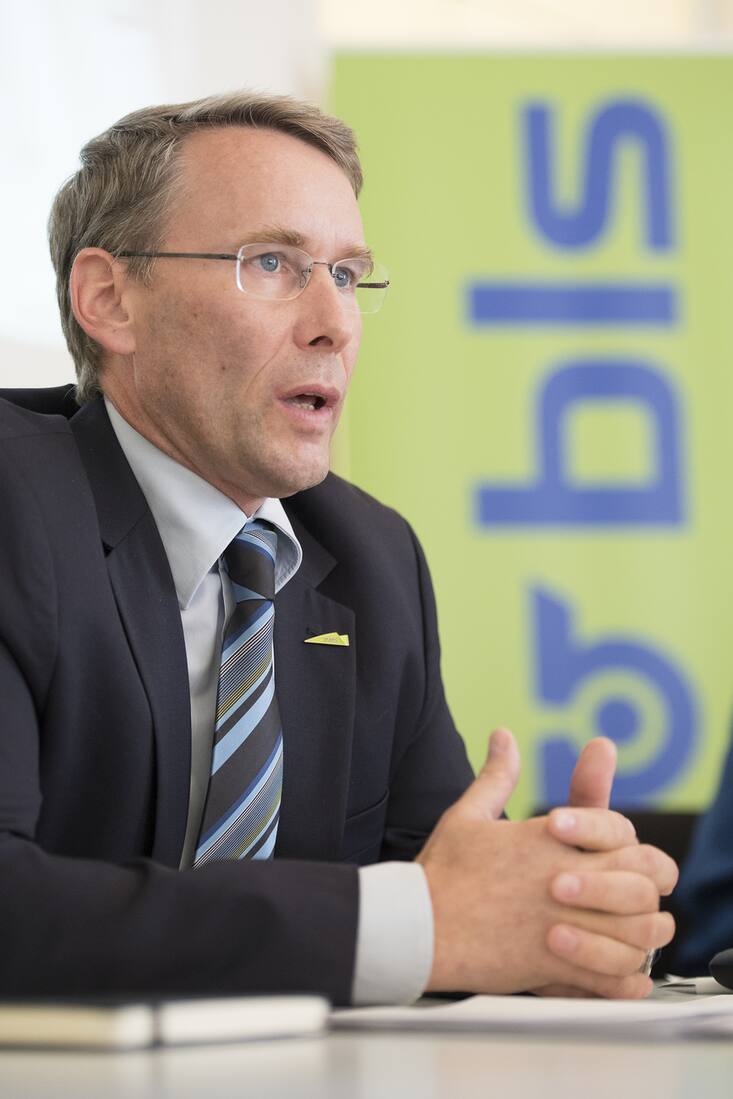 Bernard Guillelmon, CEO BLS, spricht wahrend einer BLS-Medienkonferenz ueber den aktuellen Stand betreffend Fernverkehrskonzession ein, am Freitag, 8. September 2017 in Bern. (KEYSTONE/Anthony Anex)