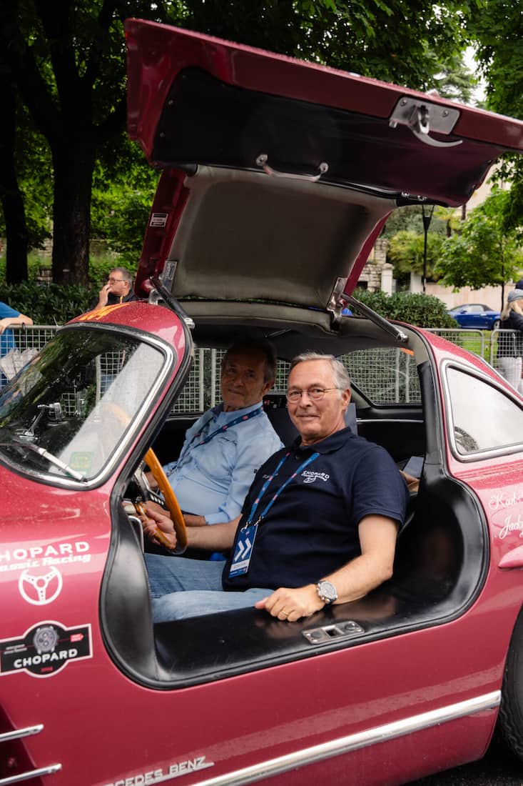 <p>Sponsor seit über 30 Jahren: Chopard-Chef Karl-Friedrich Scheufele (am Steuer) mit Ex-Rennfahrer Jacky Ickx im legendären Flügeltürer-Mercedes.</p>