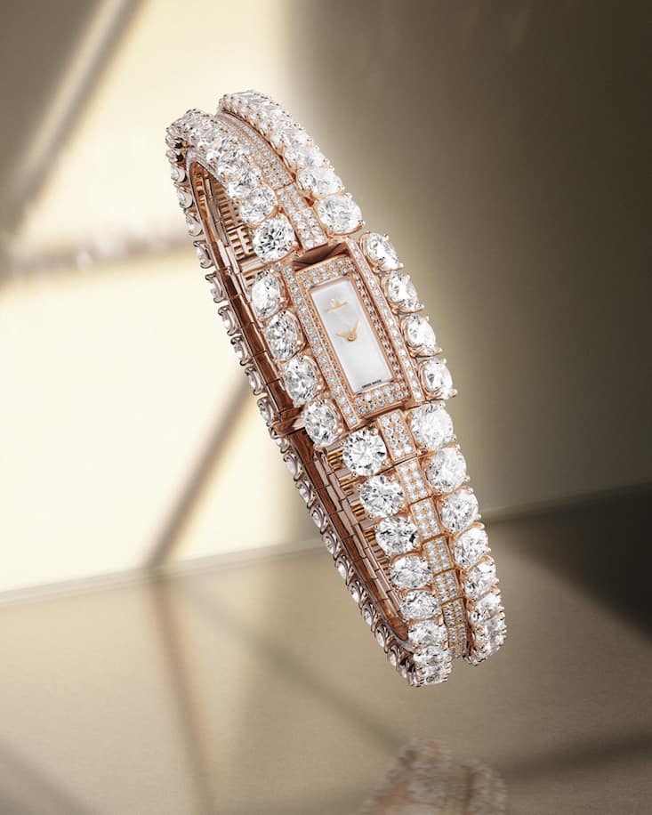 <p>In der Calibre 101 Secrets von Jaeger-LeCoultre steckt das kleinste mechanische Uhrwerk, das es gibt. Die Zeitanzeige wohnt unter zwei Diamantreihen.</p>
