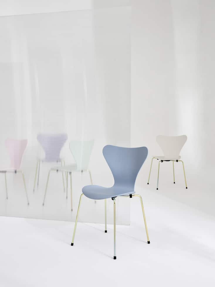 <p>Der Serie-7-Stuhl des dänischen Designers Arne Jacobsen ist ein zeitloser Klassiker. Passend zum Mittsommer gibt es nun eine Sonderedition in fünf sanften Tönen.</p>