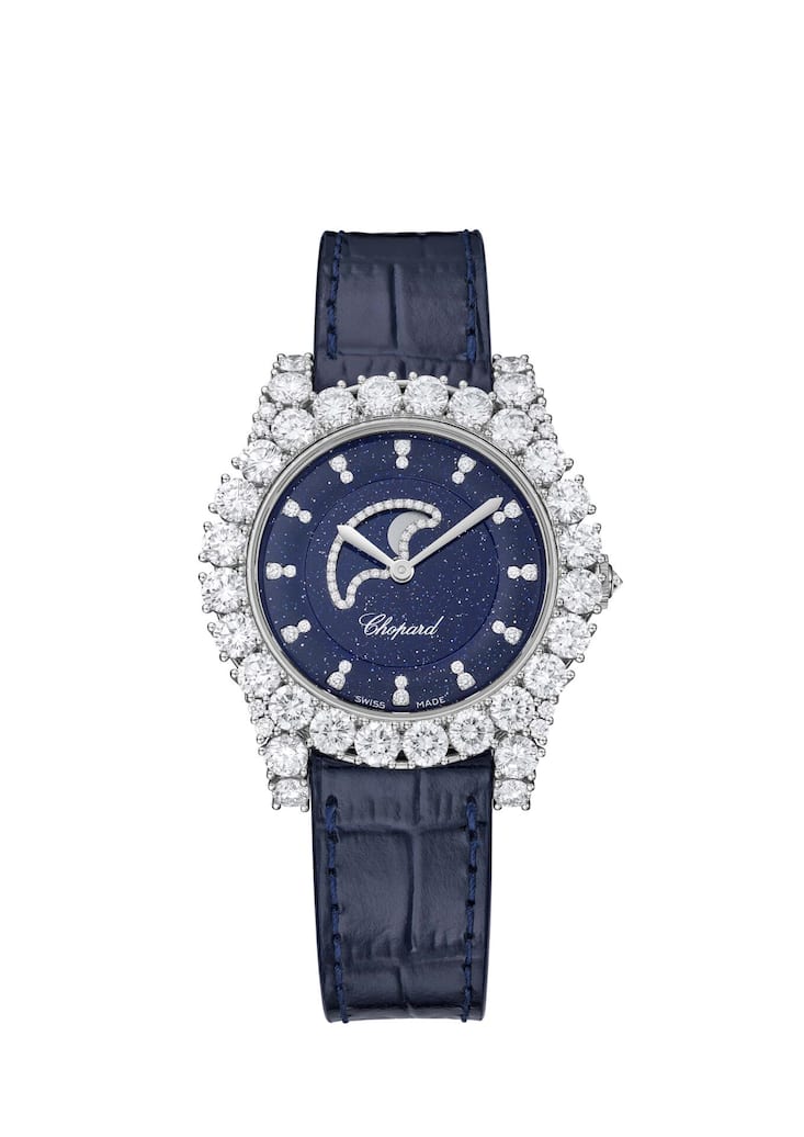 <p>Chopard</p>
<p>Die weissgoldene Automatikuhr L’Heure du Diamant Mondphase zeigt den Mond mit astrono­mischer ­Präzision, gerahmt von Diamanten in Kronenfassung.</p>