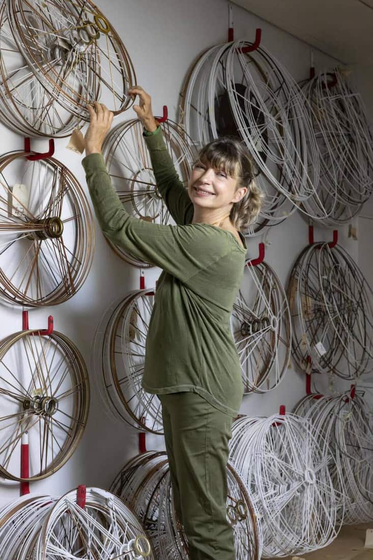 <p>Die Werke der gebürtigen Pariserin Laurence Zähner erhellen nicht nur private Interieurs. Ihre Lampenschirme, teils restaurierte Erbstücke, teils handgefertigte Eigenkreationen, finden sich auch in Foyers von Unternehmen wie Nestlé, Jaeger-LeCoultre und dem Hotel Beau-Rivage in Lausanne. </p>