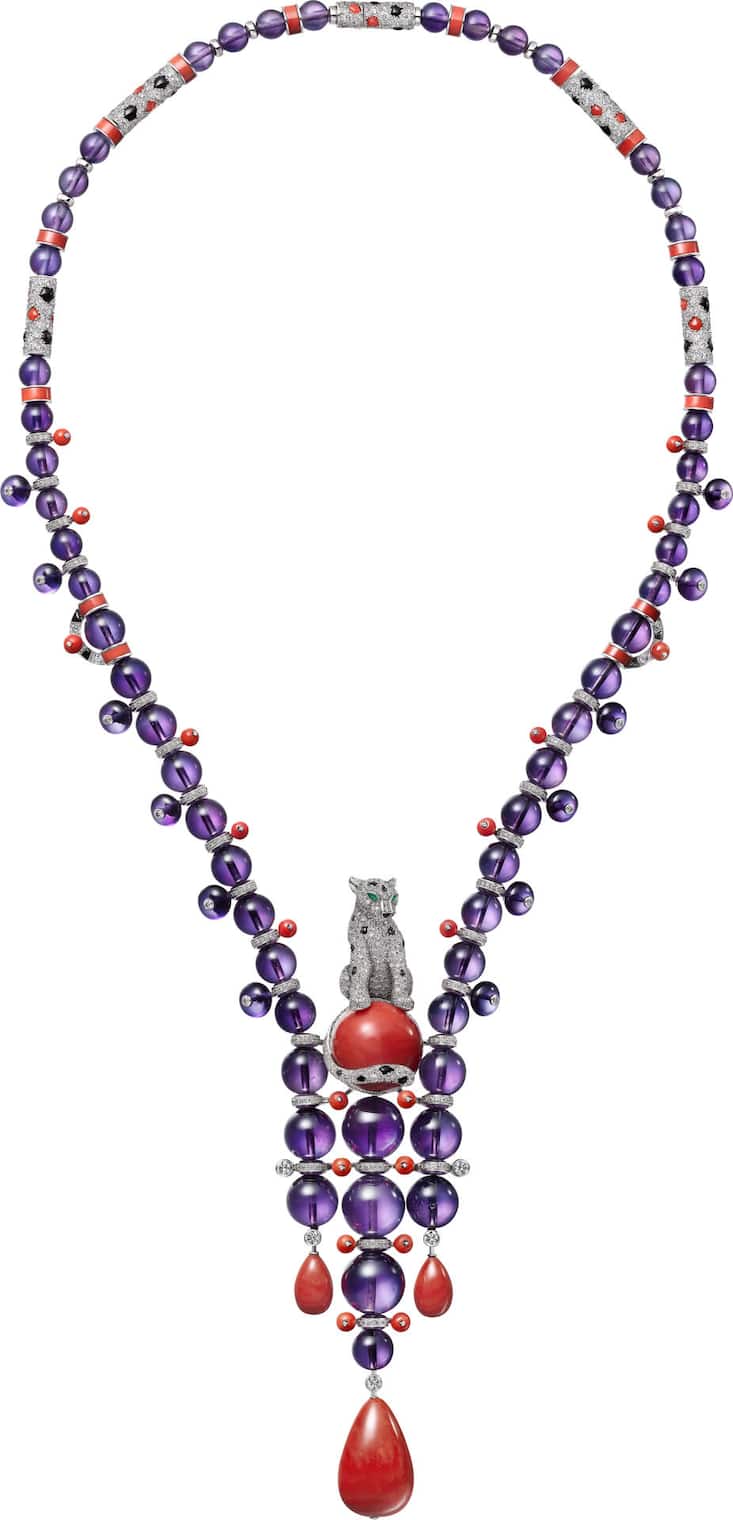 <p>Trotz starken Farbkontrasten schmeichelt das Collier Panthère orbitale aus Platin mit Korallen, Amethysten, Diamanten und Smaragden dem Auge.</p>