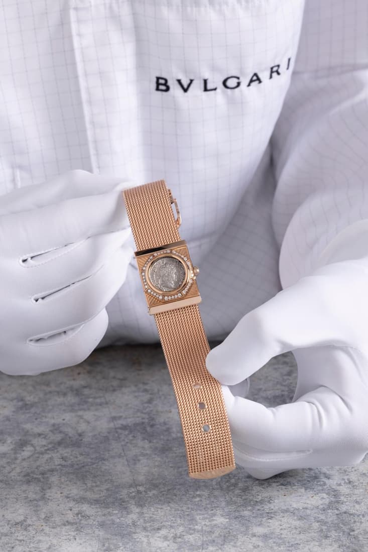 <p>Bulgari präsentiert an der LVMH Watch Week 2026 in Genf einen neu interpretierten Klassiker. Die Maglia Milanese Monete Secret zeigt eine antike Münze mit Kaiser Caracalla aus Roségold.</p>