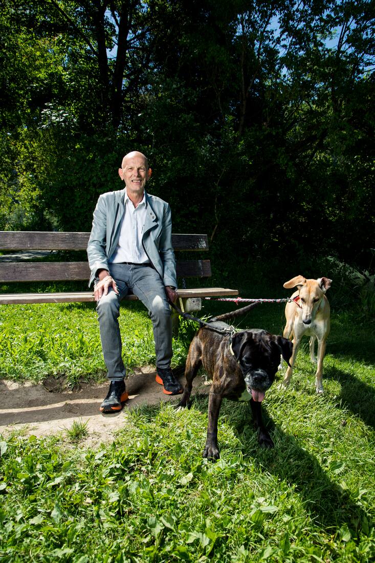 Foto: Thomas Meier. Wohlen bei Bern, 07.07.20. Portrt Daniel Koch. Mit dabei seine Hunde. Mister Corona.